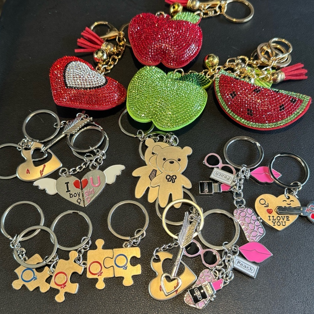 20 pcs Mixed Keychains NEW - Picture 4 of 4